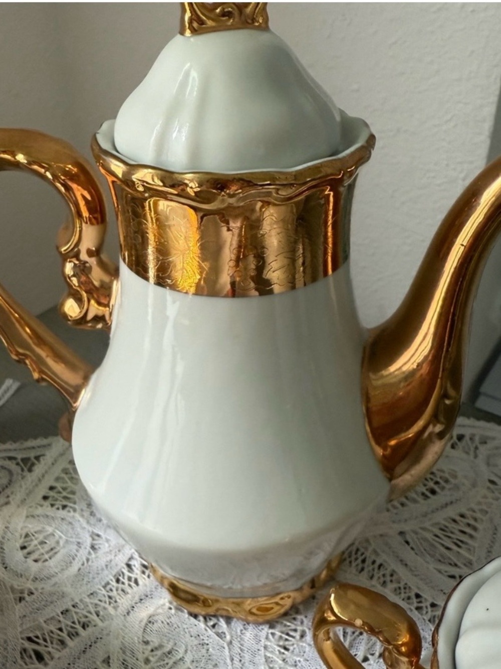 KPM White Gold Trim Tea Set 6
Cups/Saucers, Teapot, Creamer & Sugar Bowl - Picture 4 of 6